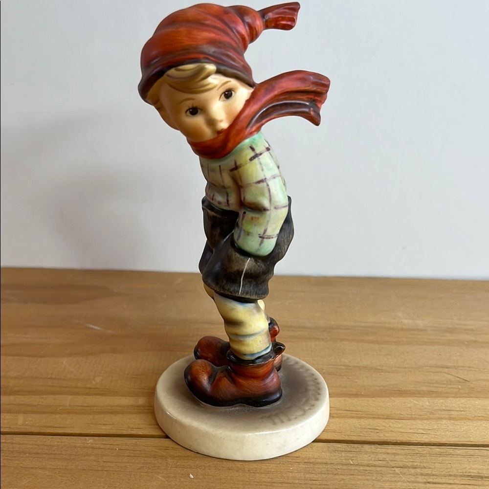 Hummel March Winds #43 1972 TMK-5 Figurine